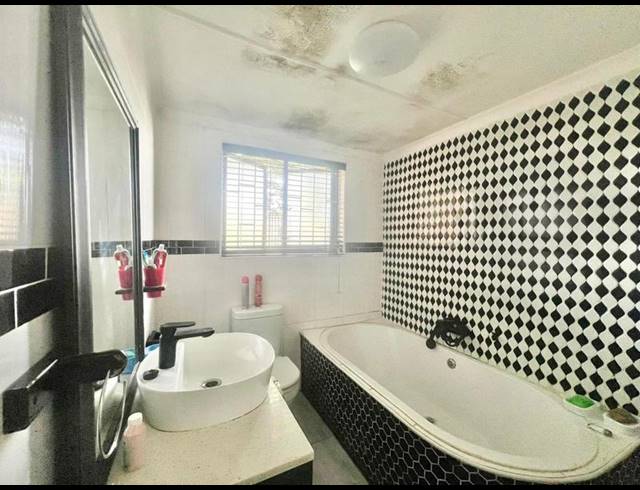 3 BEDROOM HOUSE FOR SALE IN HAYFIELDS